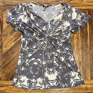 Daisy Fuentes Elegant Gray and Cream Patterned Blouse